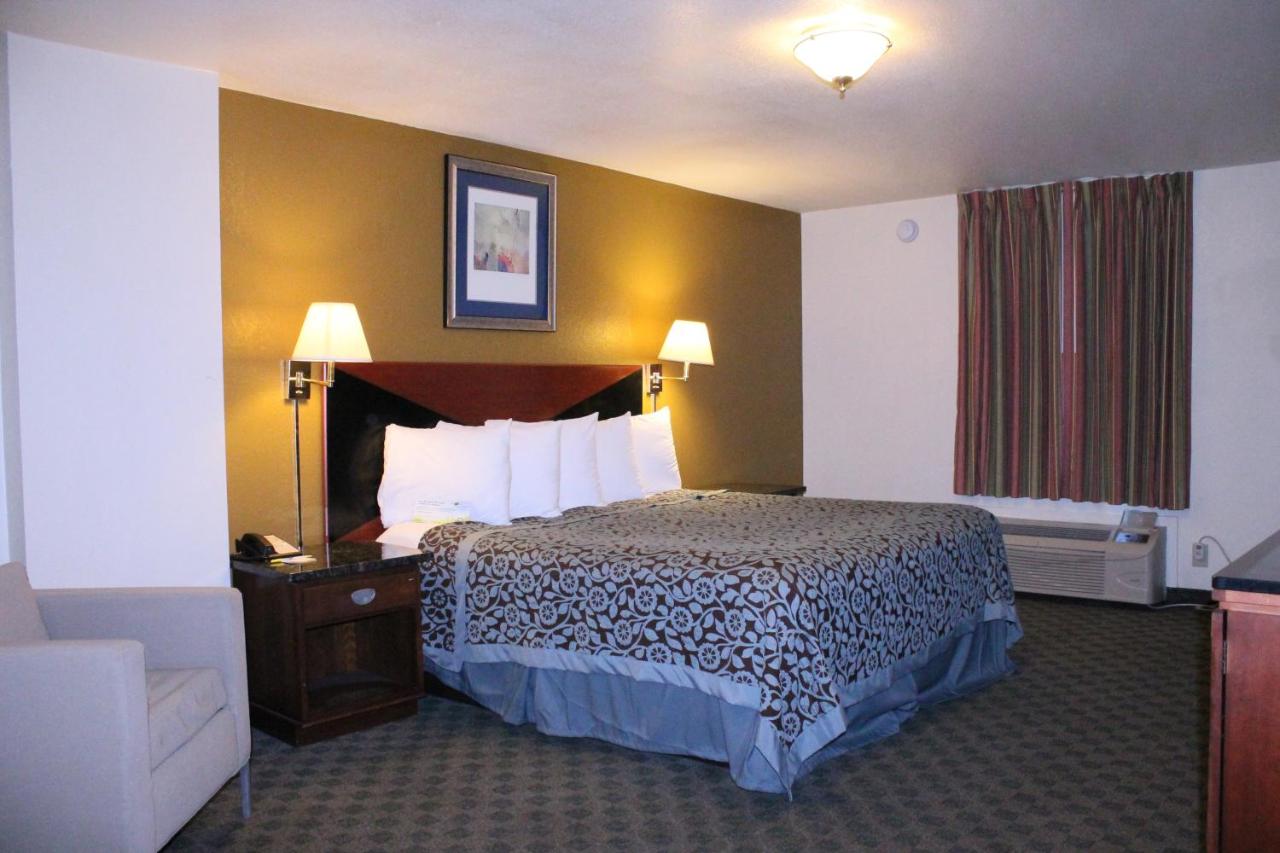 Standard King Room - Non-Smoking at Rose City Inn & Suites