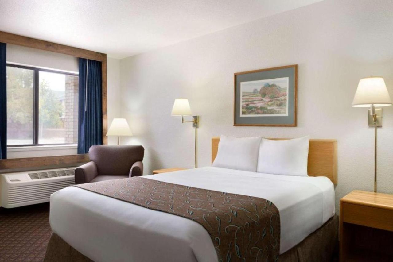 Queen Room - Non-Smoking at Travelodge by Wyndham Belen