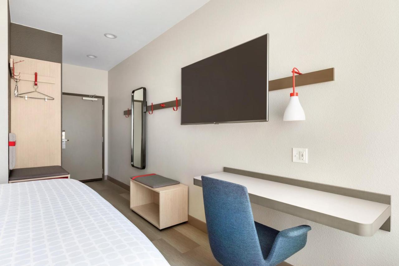  | avid hotels - Boston Logan Airport - Revere, an IHG Hotel