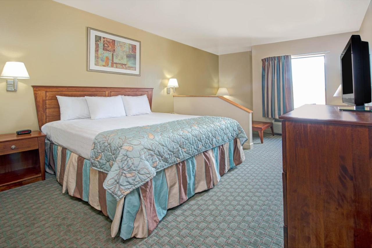 King Studio Suite - Non-Smoking at Days Inn by Wyndham Downtown St. Louis