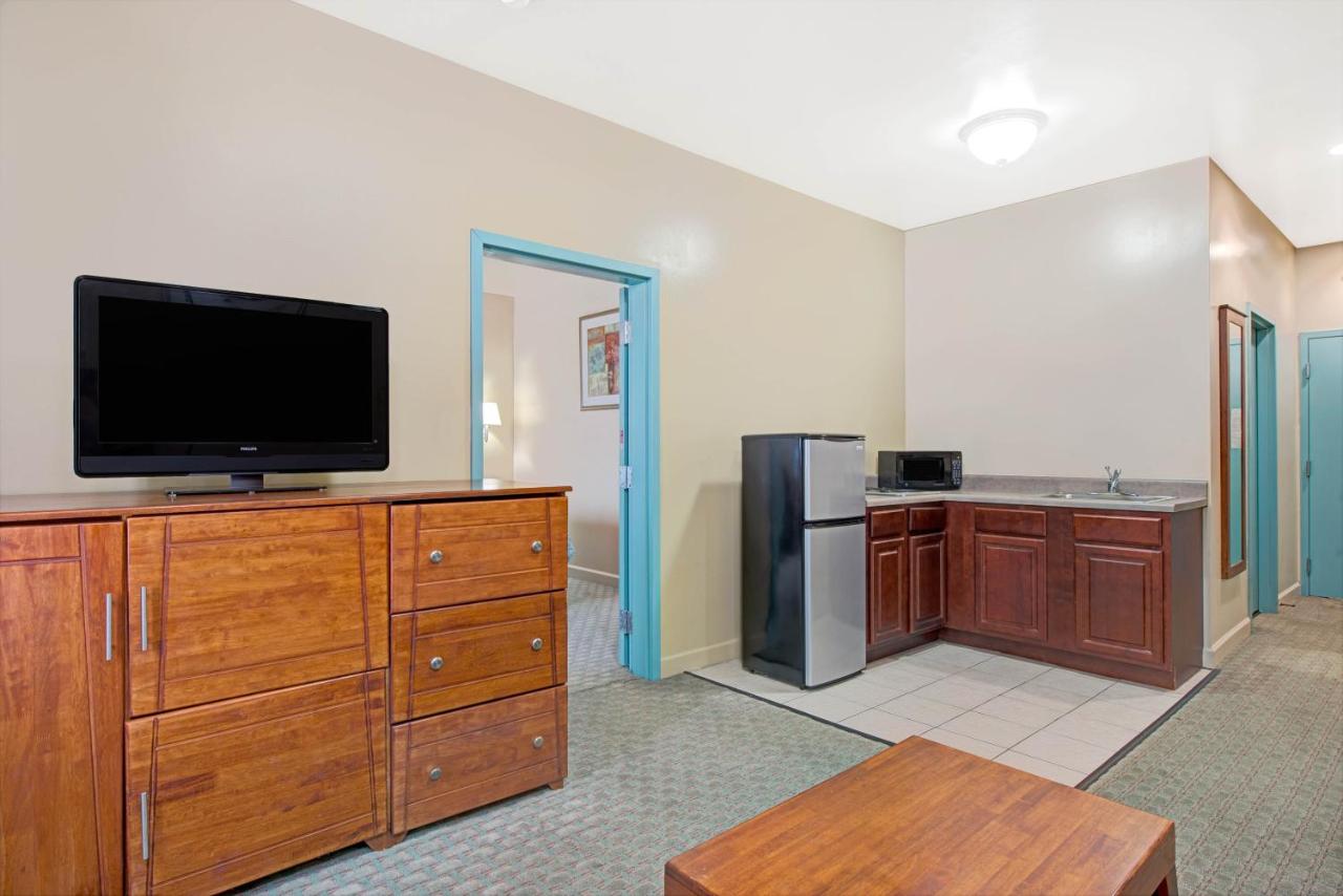 Business King Room - Non-Smoking at Days Inn by Wyndham Downtown St. Louis