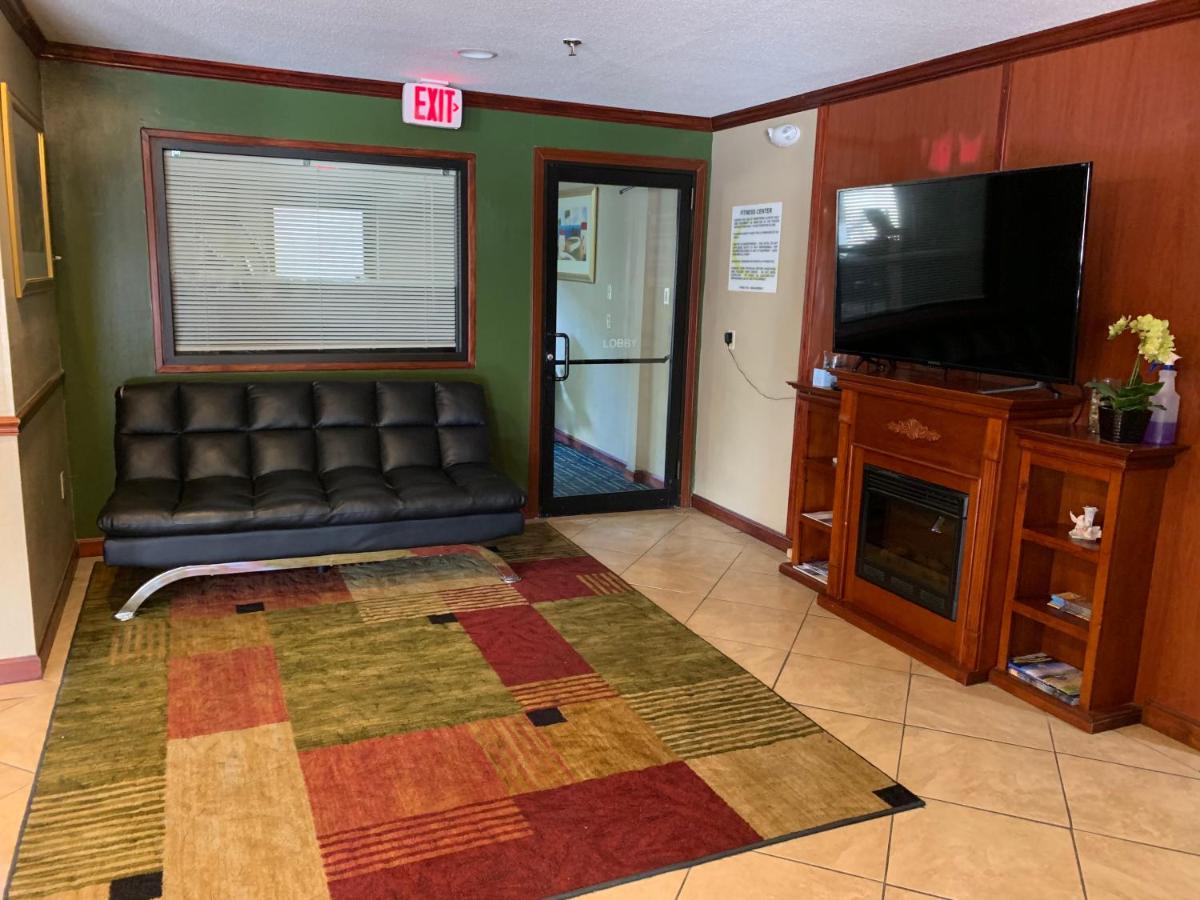 | Super 8 by Wyndham Tilton/Lake Winnipesaukee