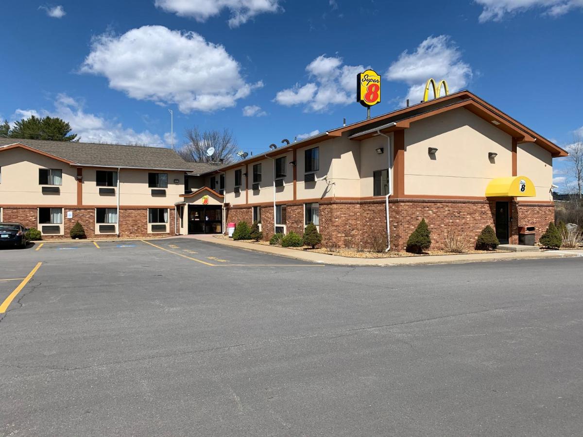 | Super 8 by Wyndham Tilton/Lake Winnipesaukee