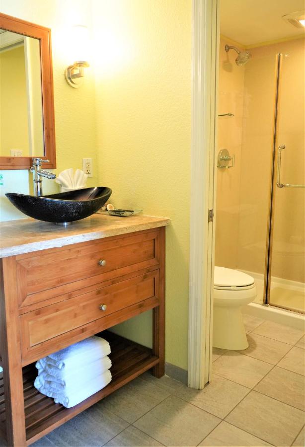 Deluxe King Room Ocean View at Glunz Ocean Beach Hotel & Resort