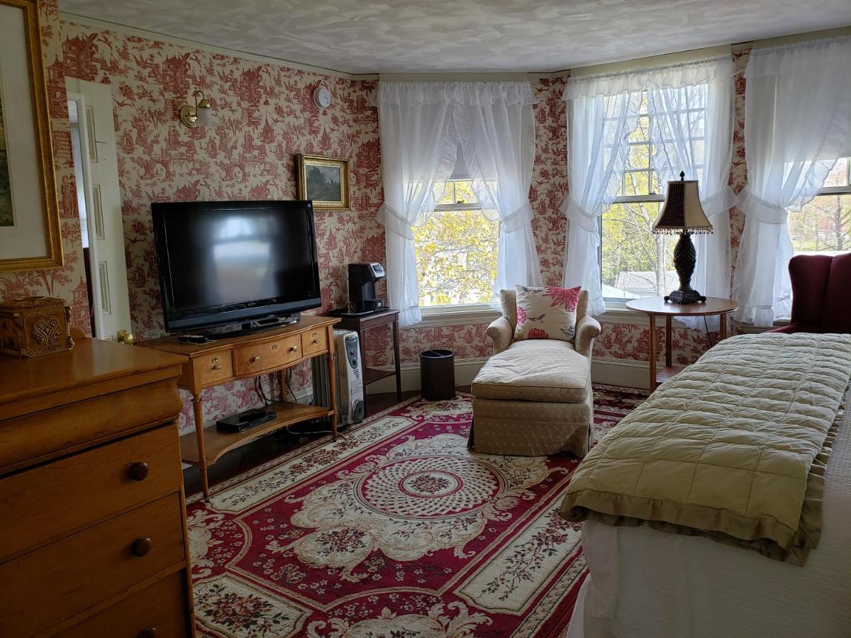 | Moseley Cottage Inn and The Town Motel