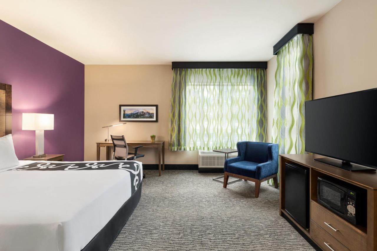 King Room with Kitchenette - Mobility Accessible/Non-Smoking at La Quinta Inn & Suites by Wyndham Burlington