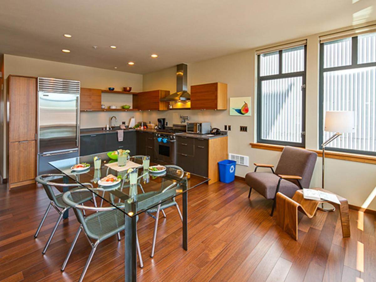 | Island Inn at 123 West
