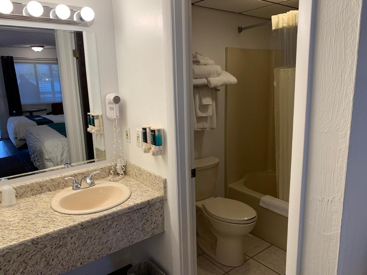  | @ Michigan Inn & Lodge