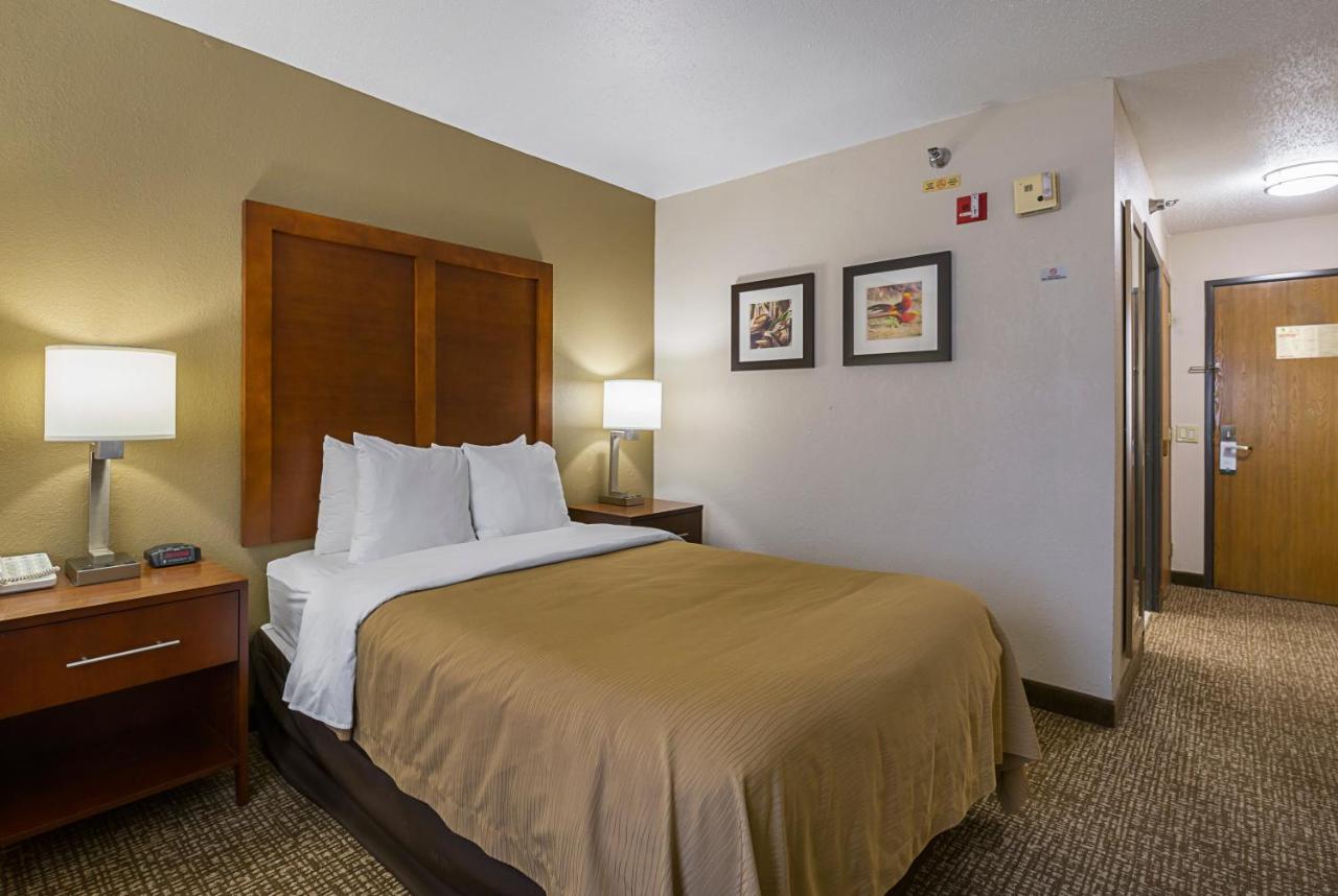 Double Room with Roll-In Shower - Accessible/Non-Smoking at Quality Inn Waverly
