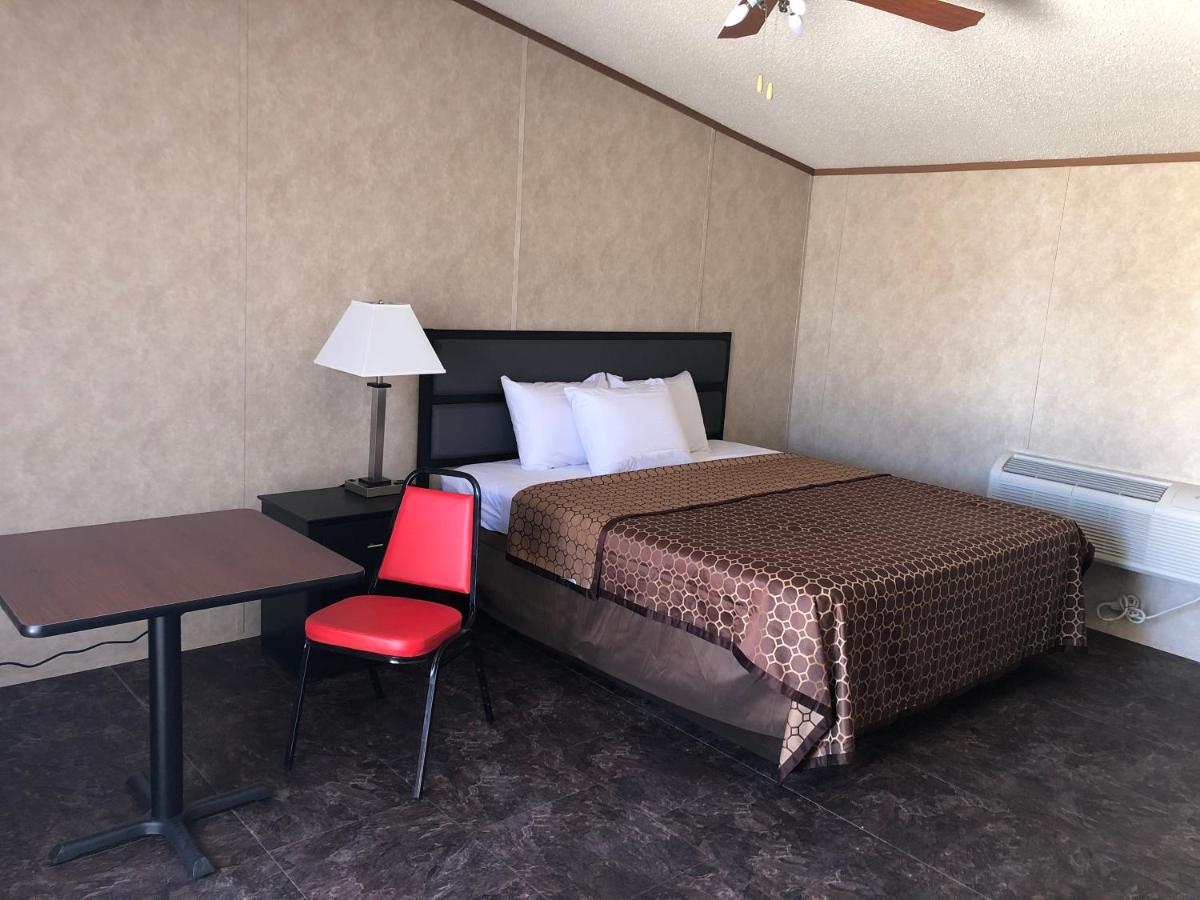 | Monahans Country Inn
