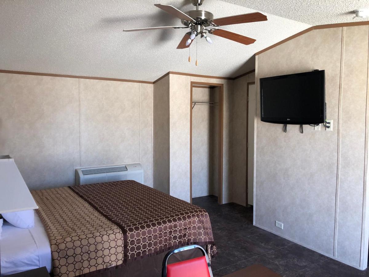 | Monahans Country Inn