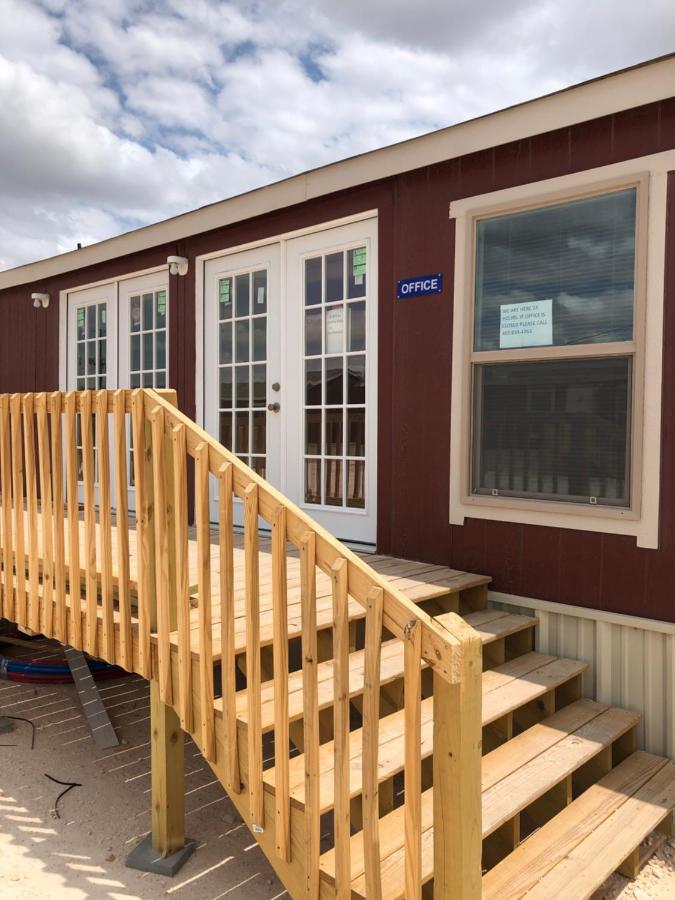 | Monahans Country Inn
