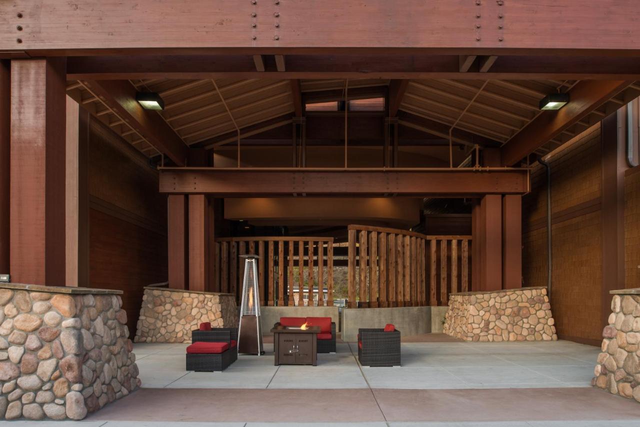 | Holiday Inn Express Redwood National Park, an IHG Hotel