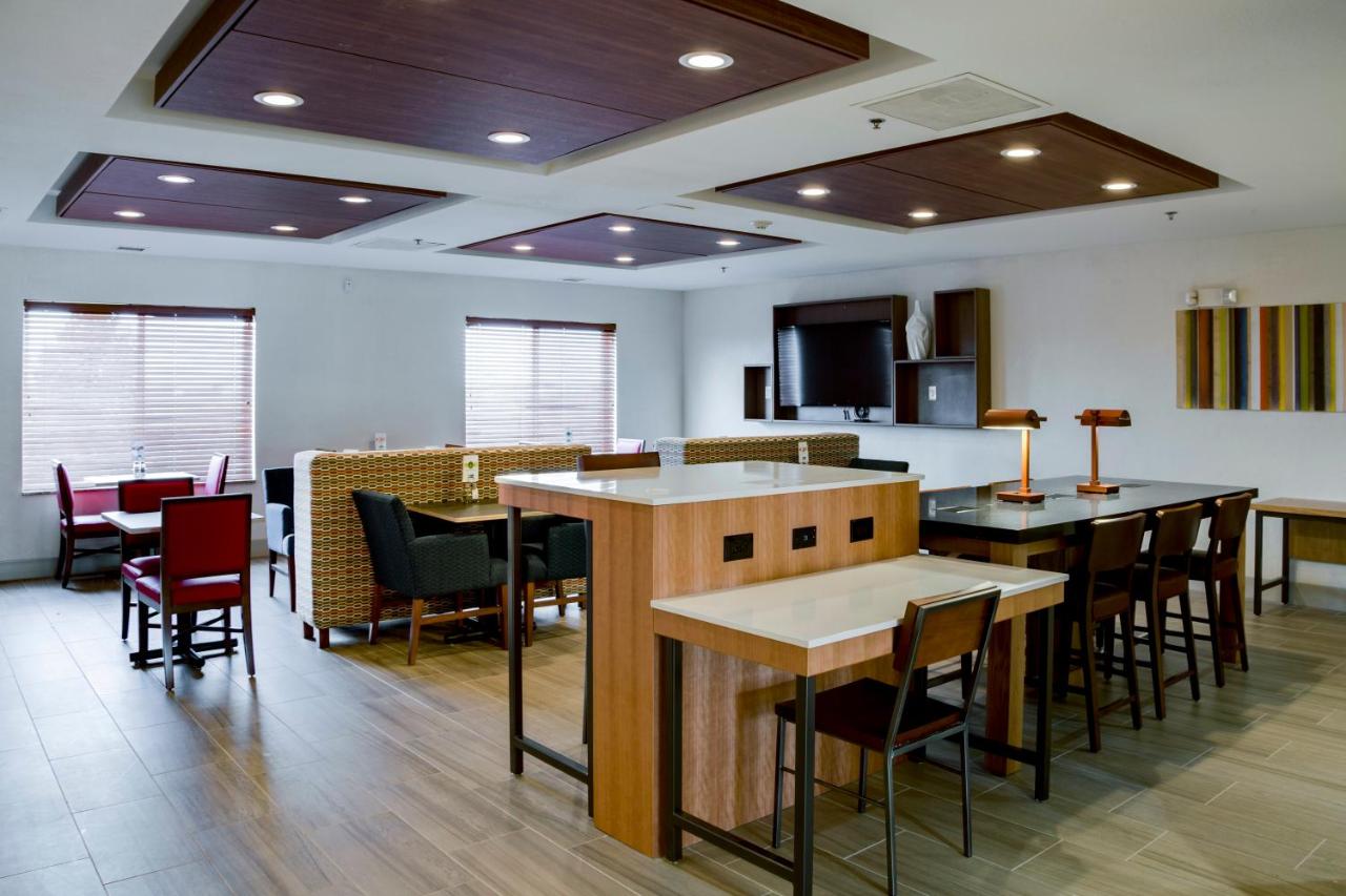 | Holiday Inn Express Hotel & Suites Jacksonville, an IHG Hotel