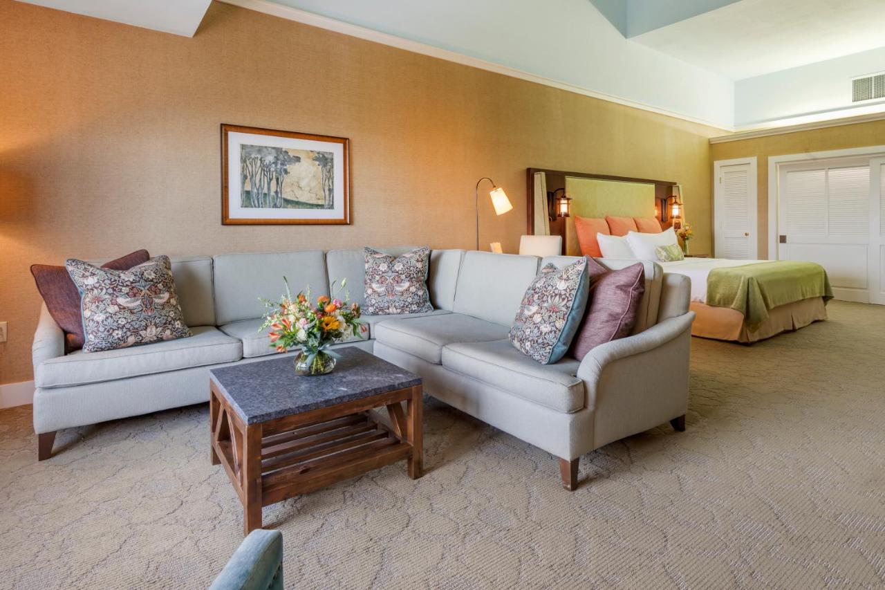 Premium Club Floor Room with One King Bed at The Omni Grove Park Inn & Spa