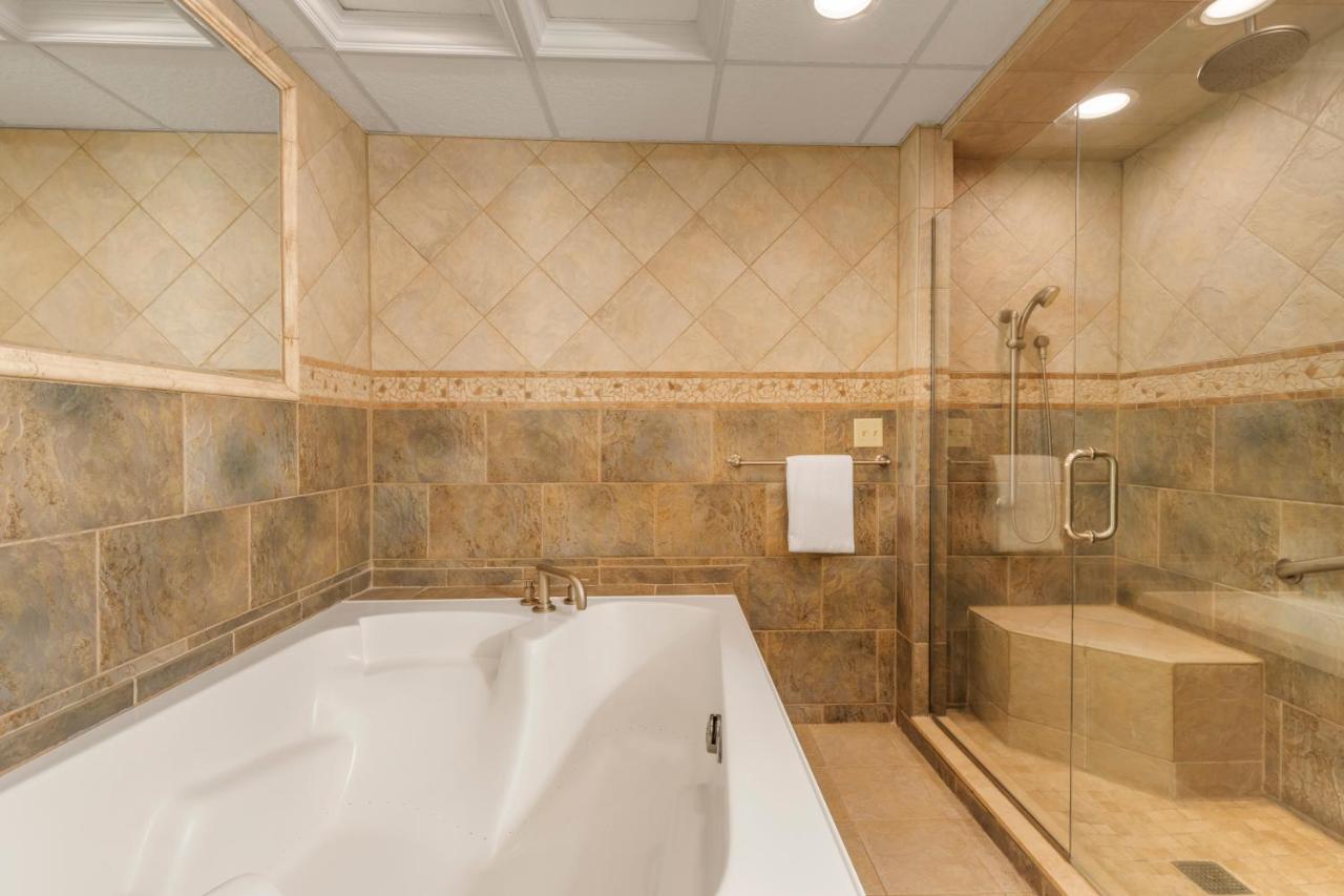 Premium Club Floor Room with One King Bed at The Omni Grove Park Inn & Spa