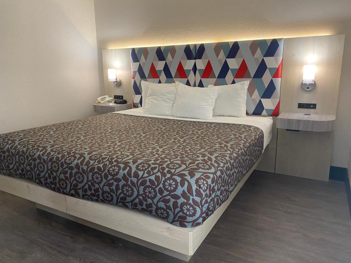 King Studio Suite - Non-Smoking at Days Inn & Suites by Wyndham Norcross