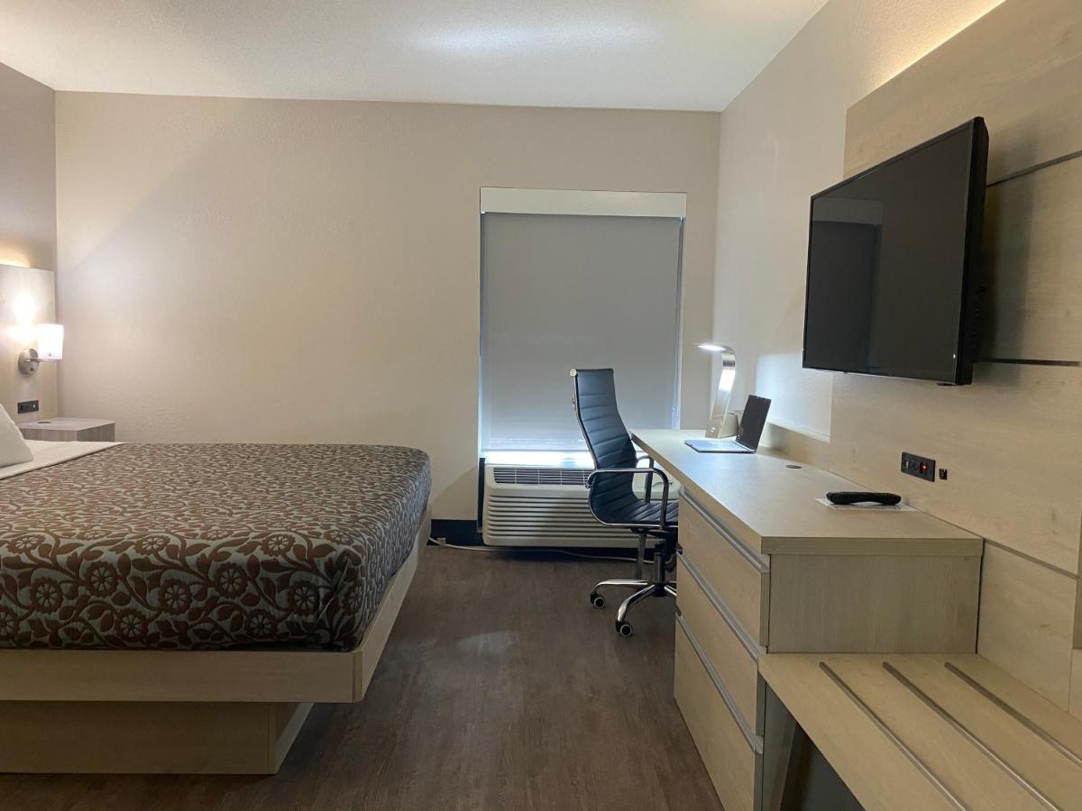 King Studio Suite - Non-Smoking at Days Inn & Suites by Wyndham Norcross
