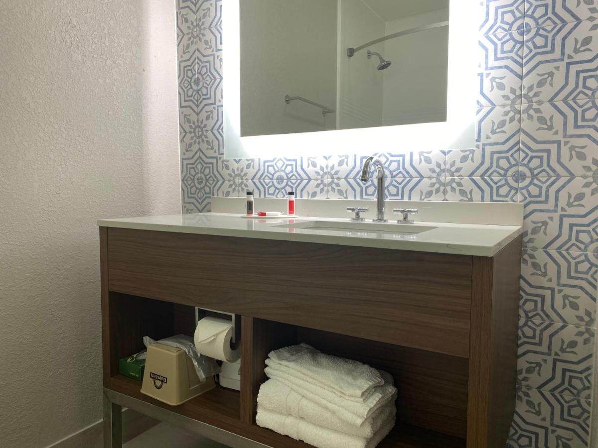 King Studio Suite - Non-Smoking at Days Inn & Suites by Wyndham Norcross