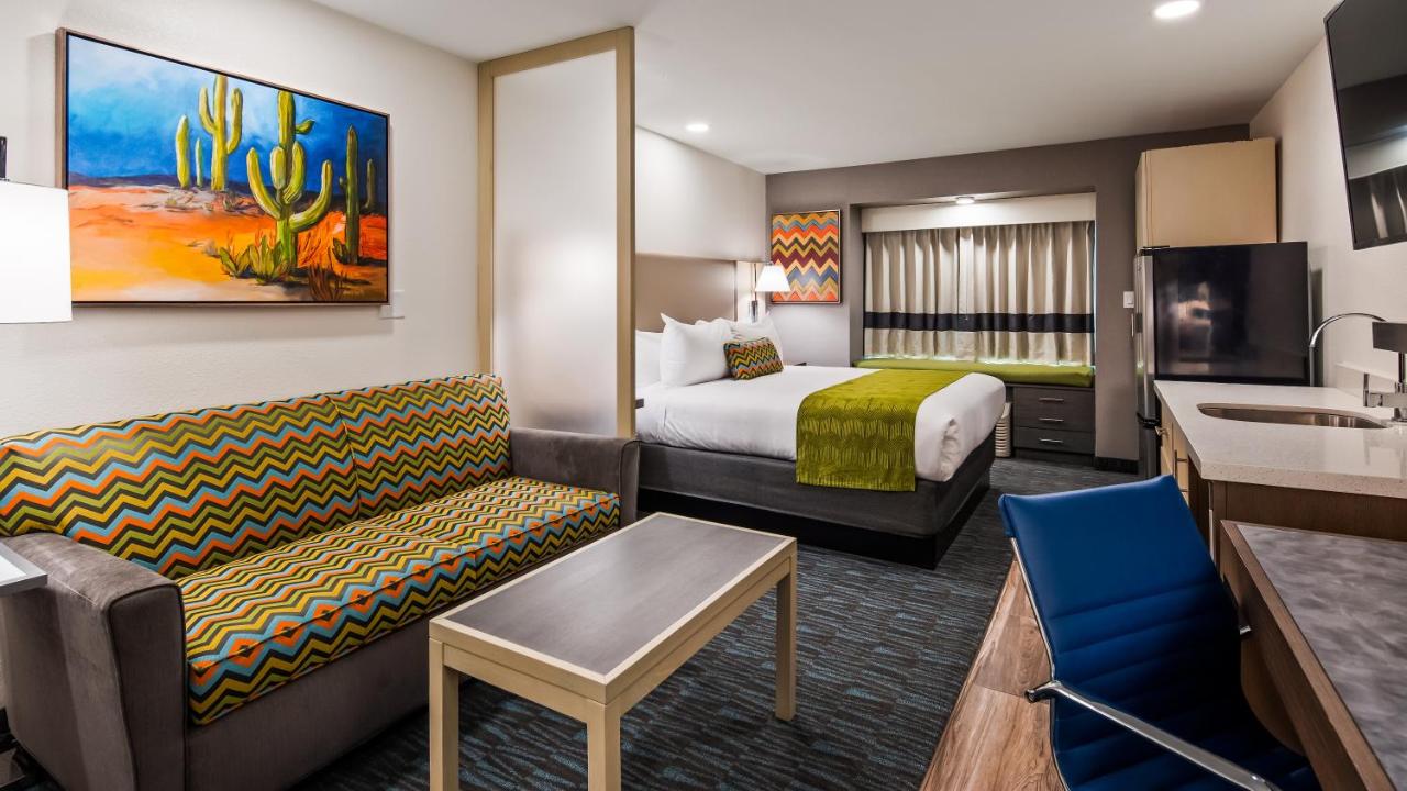 King Room with Kitchenette and Sofa Bed at Best Western Plus Yuma Foothills Inn & Suites