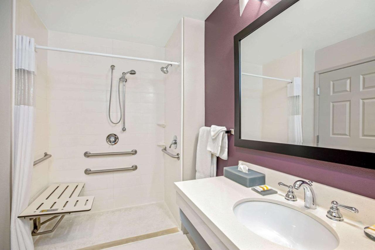 King Room with Roll-In Shower - Mobility/Hearing Accessible - Non-Smoking at La Quinta Inn & Suites by Wyndham Corpus Christi - Portland