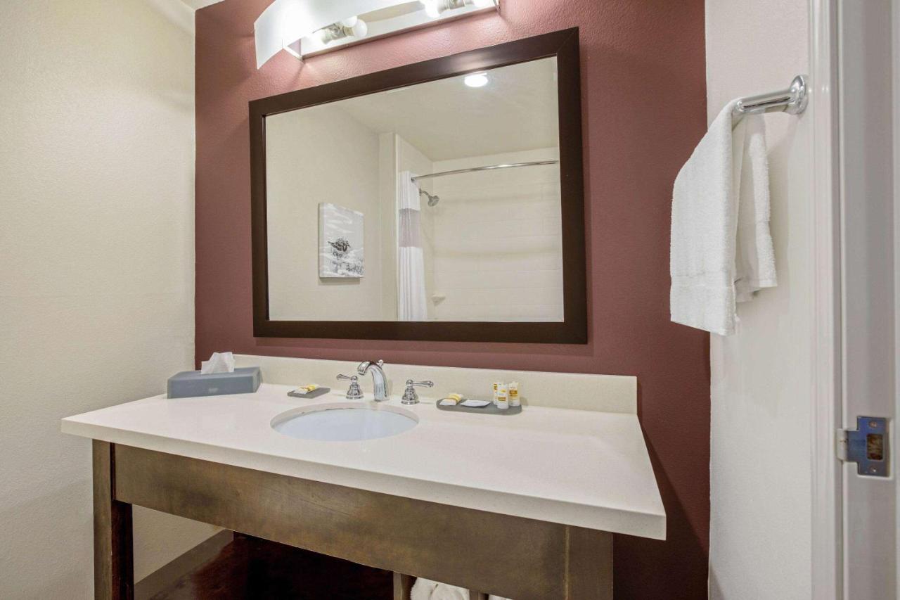 King Room at La Quinta Inn & Suites by Wyndham Corpus Christi - Portland