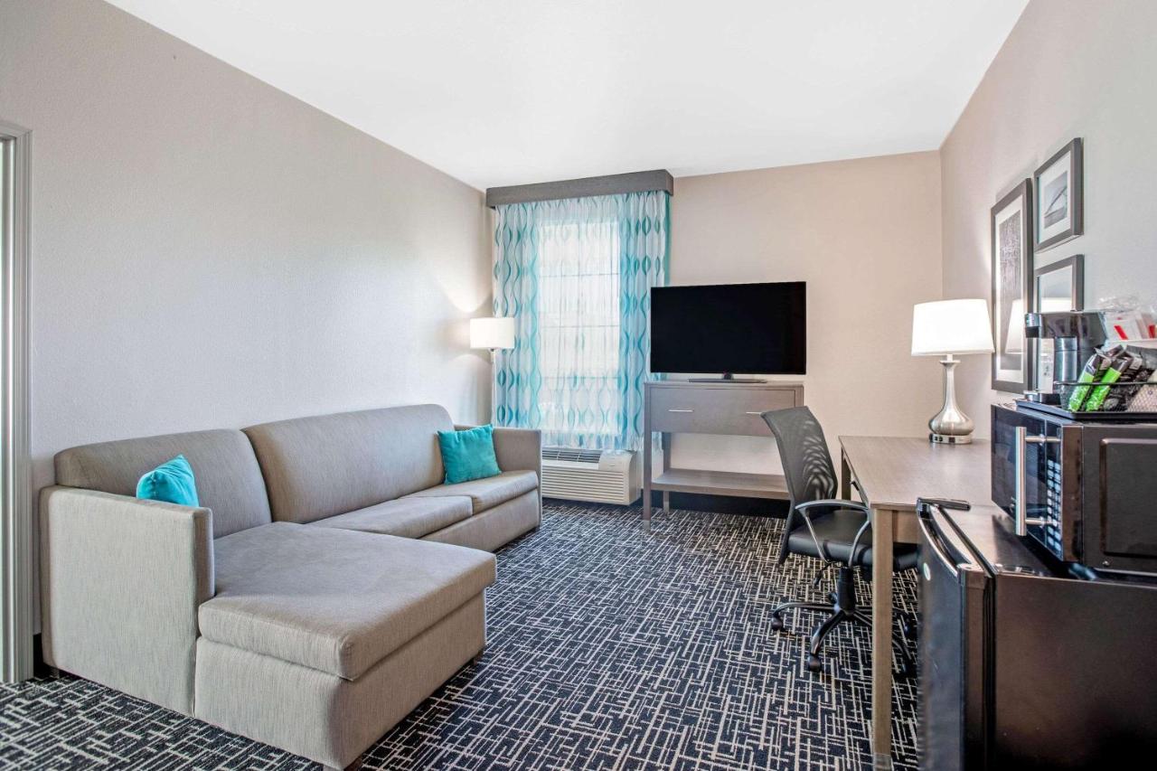 King Suite with Bath Tub - Mobility/Hearing Accessible - Non-Smoking at La Quinta Inn & Suites by Wyndham Corpus Christi - Portland