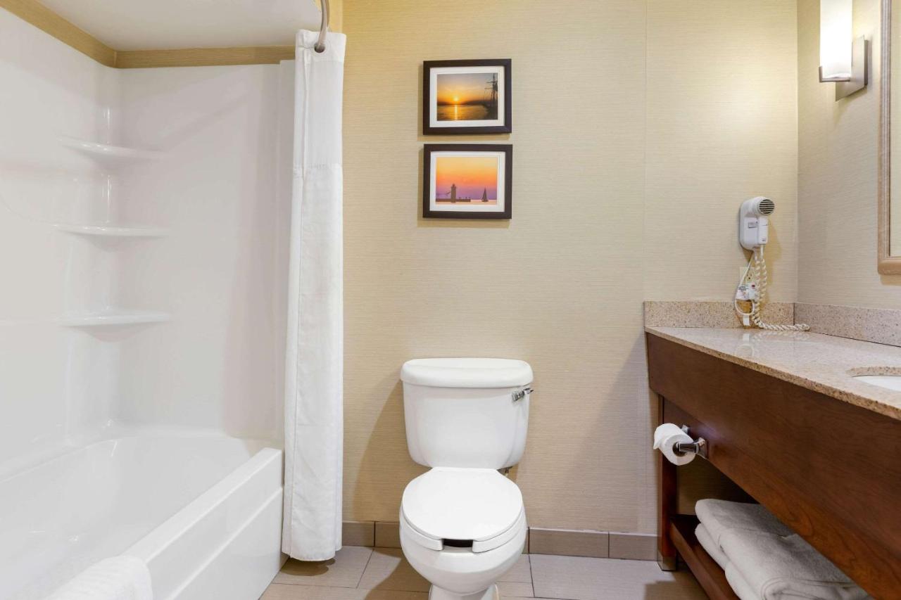 King Suite - Non-Smoking at Comfort Suites South Haven near I-96