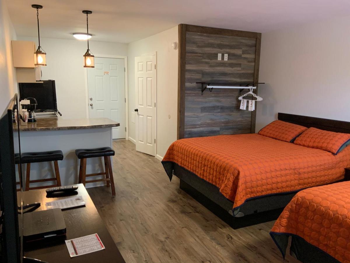 Deluxe Queen Suite at Rockerville Lodge & Cabins