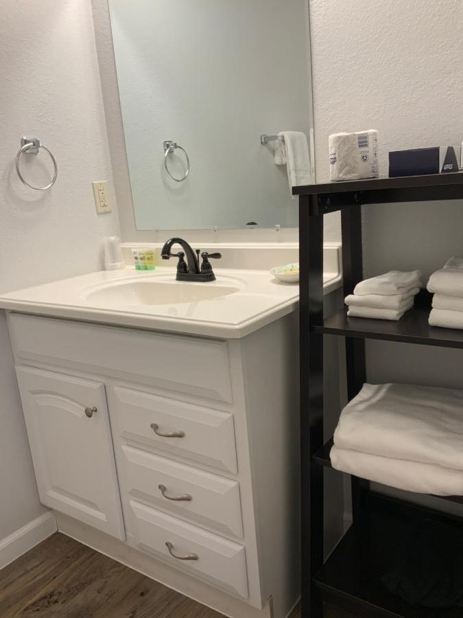 Deluxe Queen Suite at Rockerville Lodge & Cabins