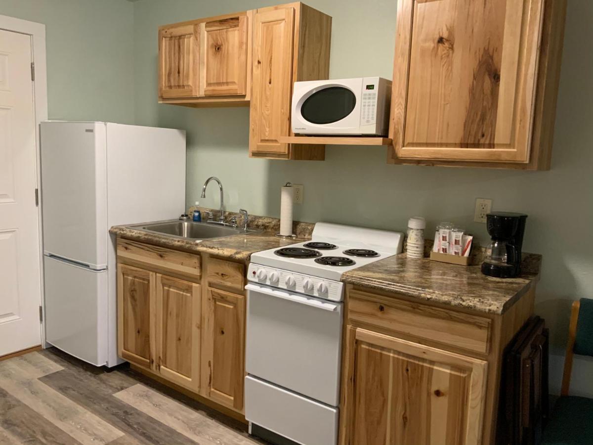 Deluxe Queen Suite at Rockerville Lodge & Cabins
