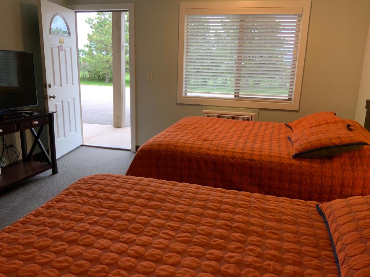 Deluxe Queen Suite at Rockerville Lodge & Cabins