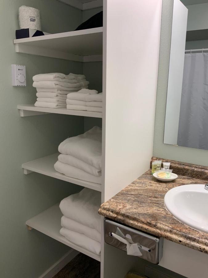 Deluxe Queen Suite at Rockerville Lodge & Cabins