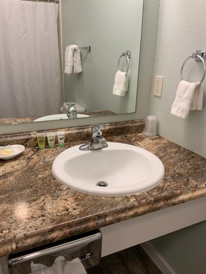 Deluxe Queen Suite at Rockerville Lodge & Cabins