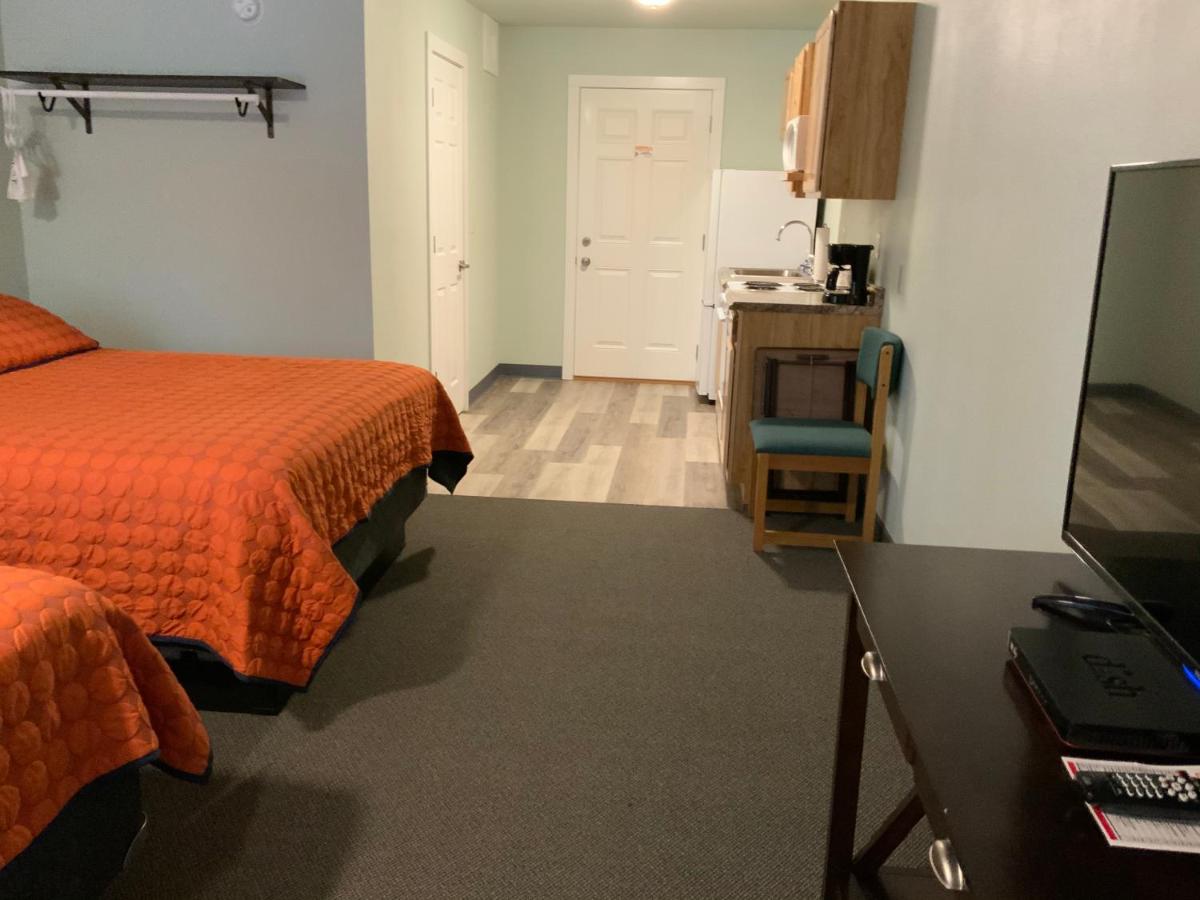 Deluxe Queen Suite at Rockerville Lodge & Cabins