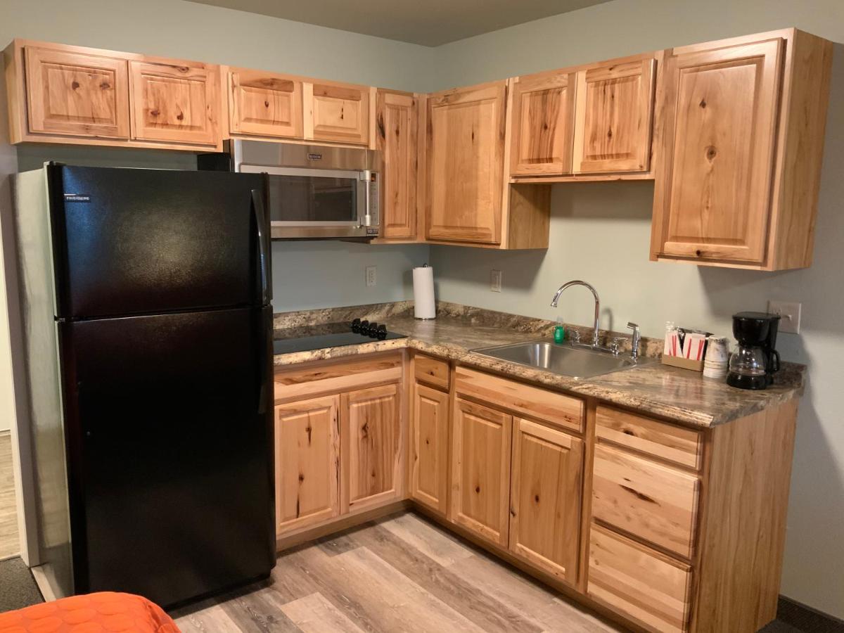 Deluxe Queen Suite at Rockerville Lodge & Cabins