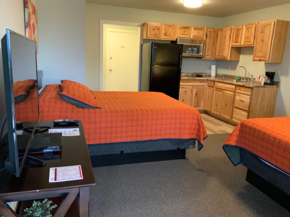 Deluxe Queen Suite at Rockerville Lodge & Cabins