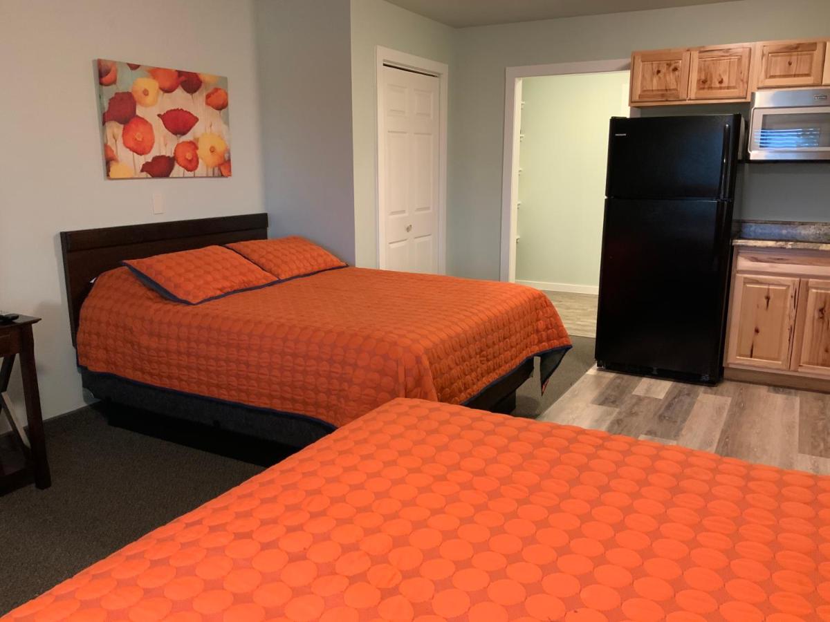 Deluxe Queen Suite at Rockerville Lodge & Cabins