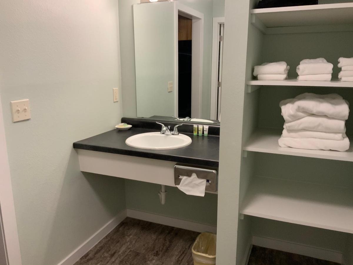 Deluxe Queen Suite at Rockerville Lodge & Cabins