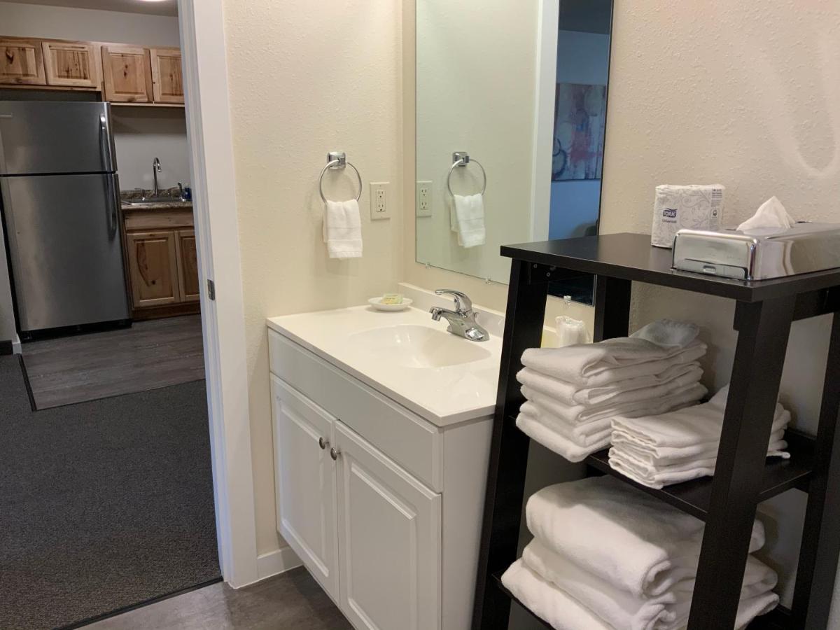 Deluxe Suite at Rockerville Lodge & Cabins