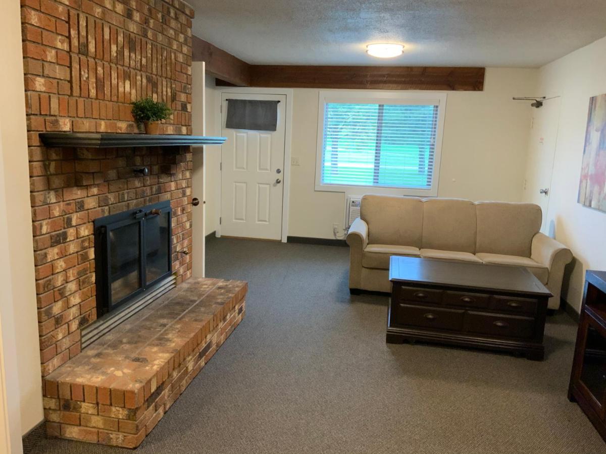 Deluxe Suite at Rockerville Lodge & Cabins