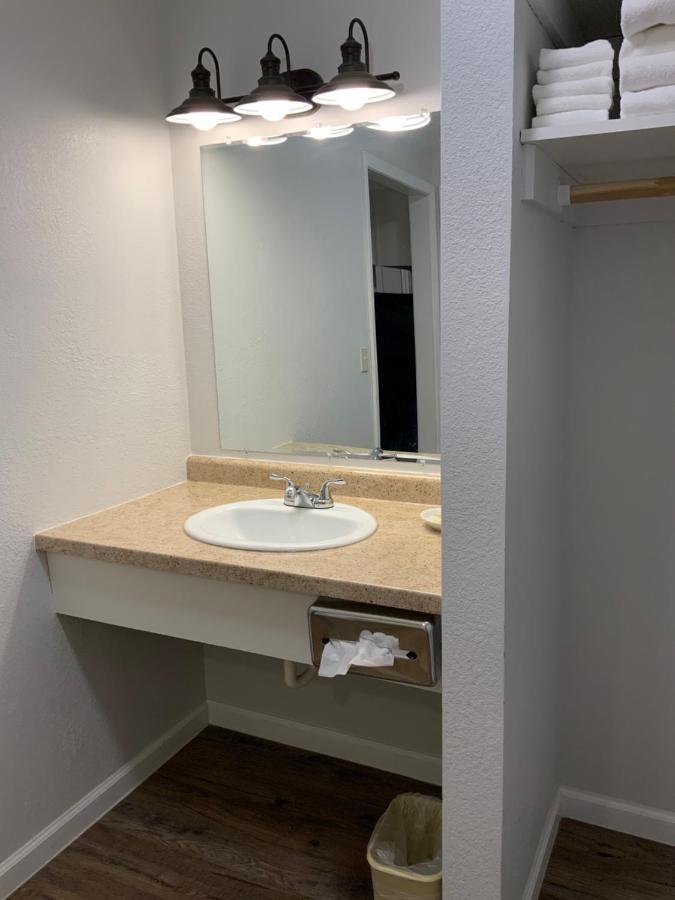 Deluxe Queen Studio at Rockerville Lodge & Cabins