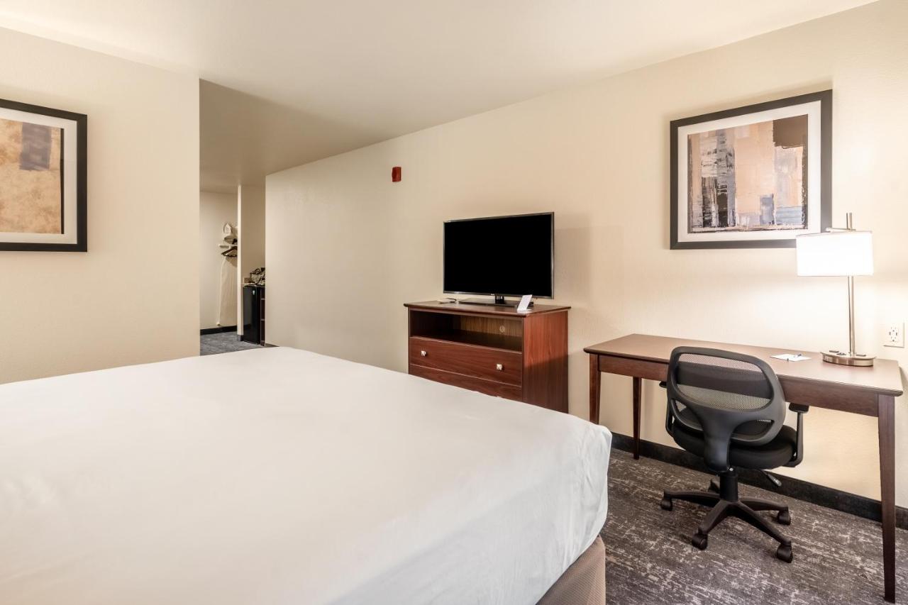 | Cobblestone Hotel & Suites - Newport