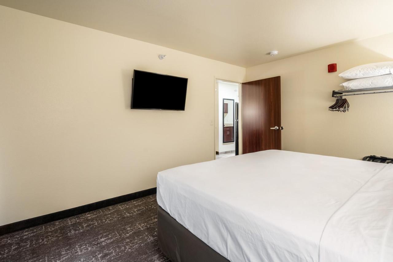 | Cobblestone Hotel & Suites - Newport