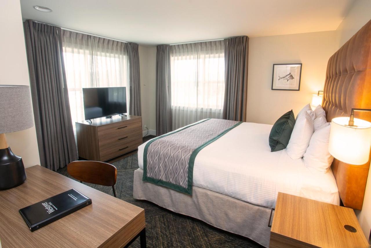 | Shearwater Inn