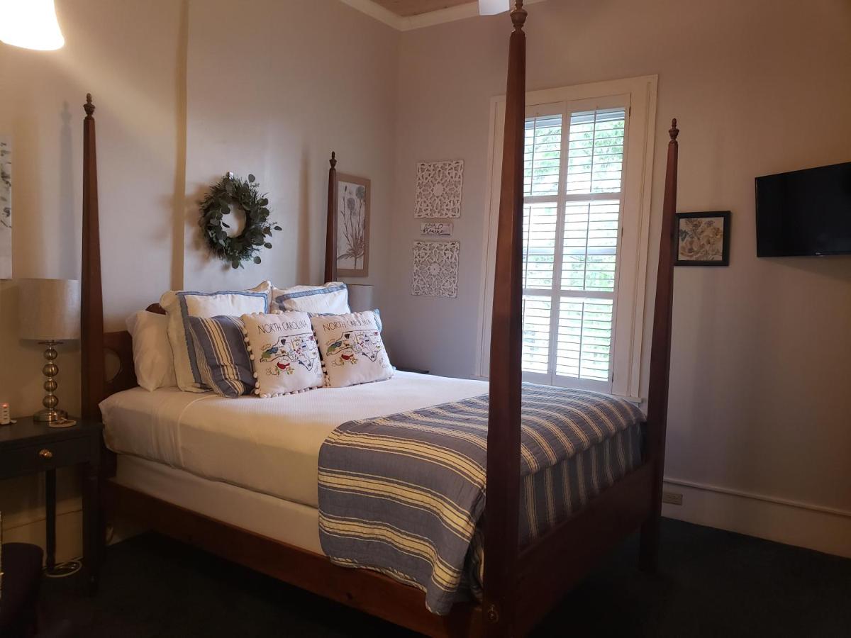 | Pecan Tree Inn