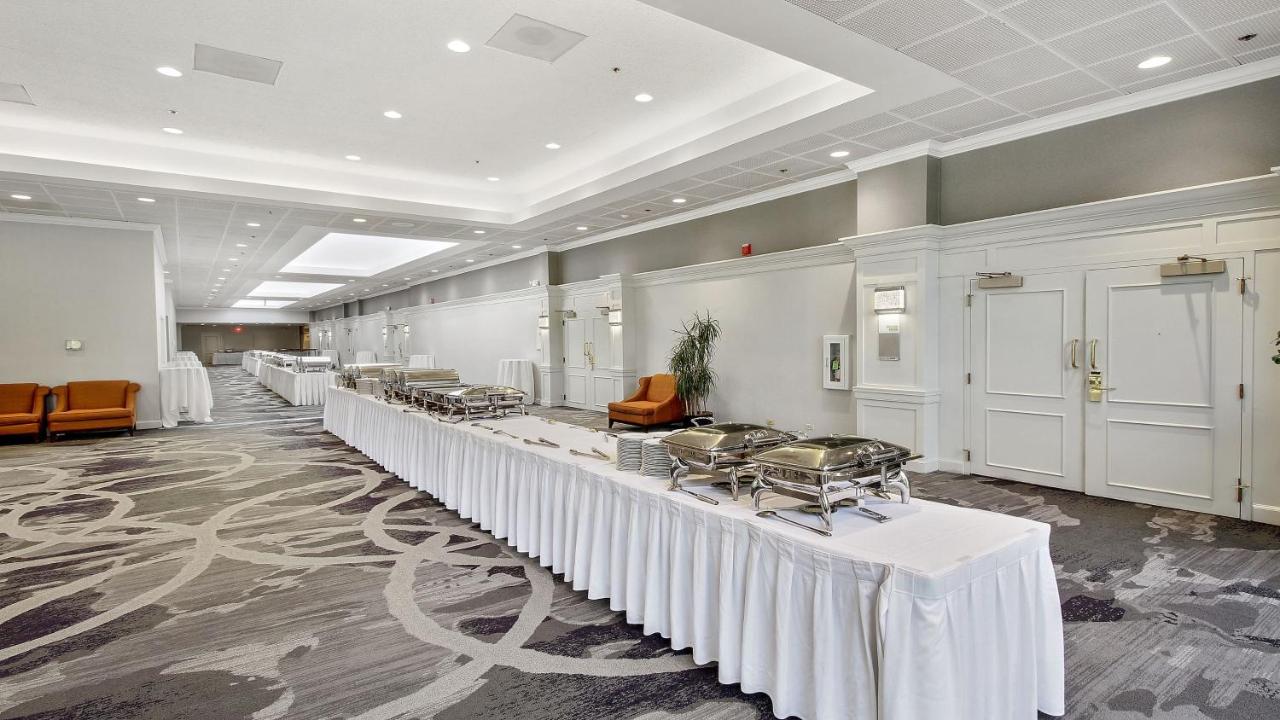 | Holiday Inn Chicago Nw Crystal Lk Conv Ctr, an IHG Hotel