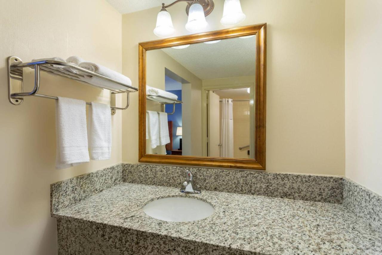 | Days Inn by Wyndham Breezewood