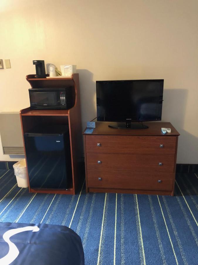 | Days Inn by Wyndham Breezewood