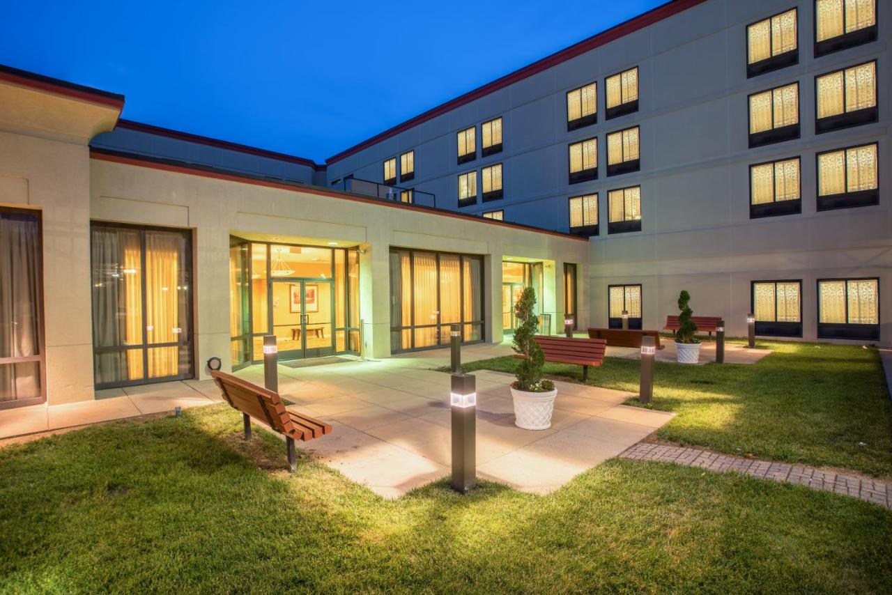 | Crowne Plaza Hotel Dulles Airport, an IHG Hotel